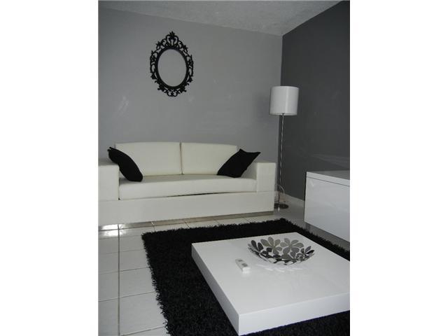 Beautiful and spacious 1/1, fully furnished ready to move, in the heart of South of Fifth.  6 Months minimun, gated parking space. No Pets