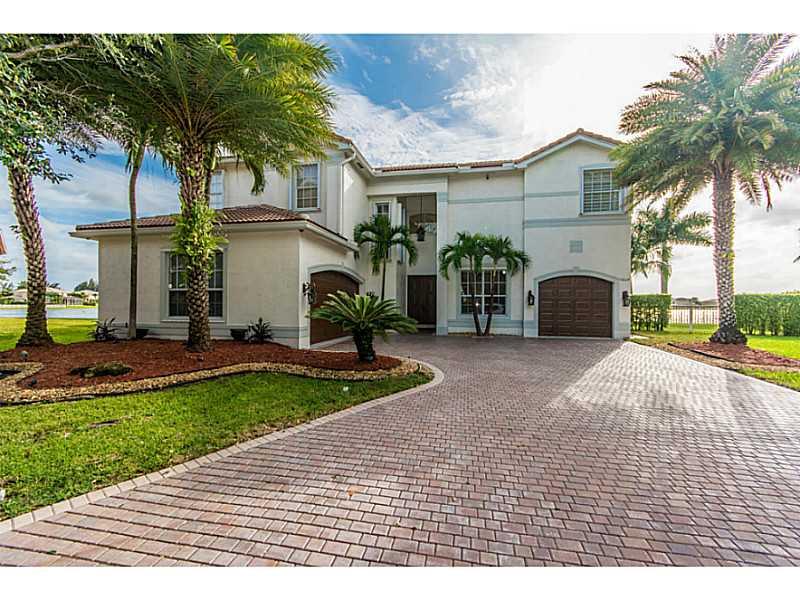 GORGEOUS 4 BED+DEN / 3.5 BATHS SINGLE FAMILY, LOTS OF UPGRADES, MARBLE FLOORS, STAINLESS STEEL APPLIANCES, GRANITE COUNTERTOPS IN THE KITCHEN. LAKEFRONT, POOL AND HOT TUB, 3 CAR GARAGE, FENCED BACKYARD, GATED COMMUNITY, 24-HR SECURITY PATROL. ENJOY ALL RE SORT STYLE AMENITIES AT SUNSET LAKES CLUB HOUSE TENNIS COURTS, BASKETBALL, SWIMMING POOL, NEW GYM, BBQ AND MORE. GREAT OPPORTUNITY FOR A BIG FAMILY... DO NOT MISS THIS OPPORTUNITY, MAKE AN OFFER.