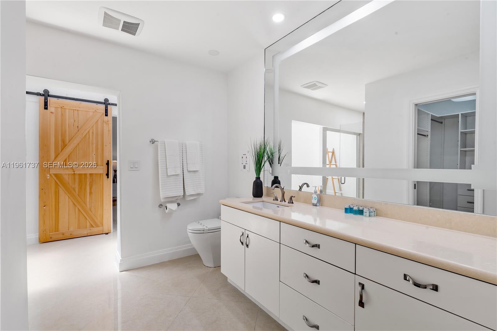 HOLLYWOOD LAKES SECTION - Residential