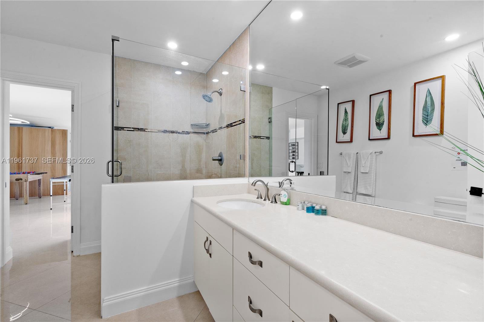 HOLLYWOOD LAKES SECTION - Residential