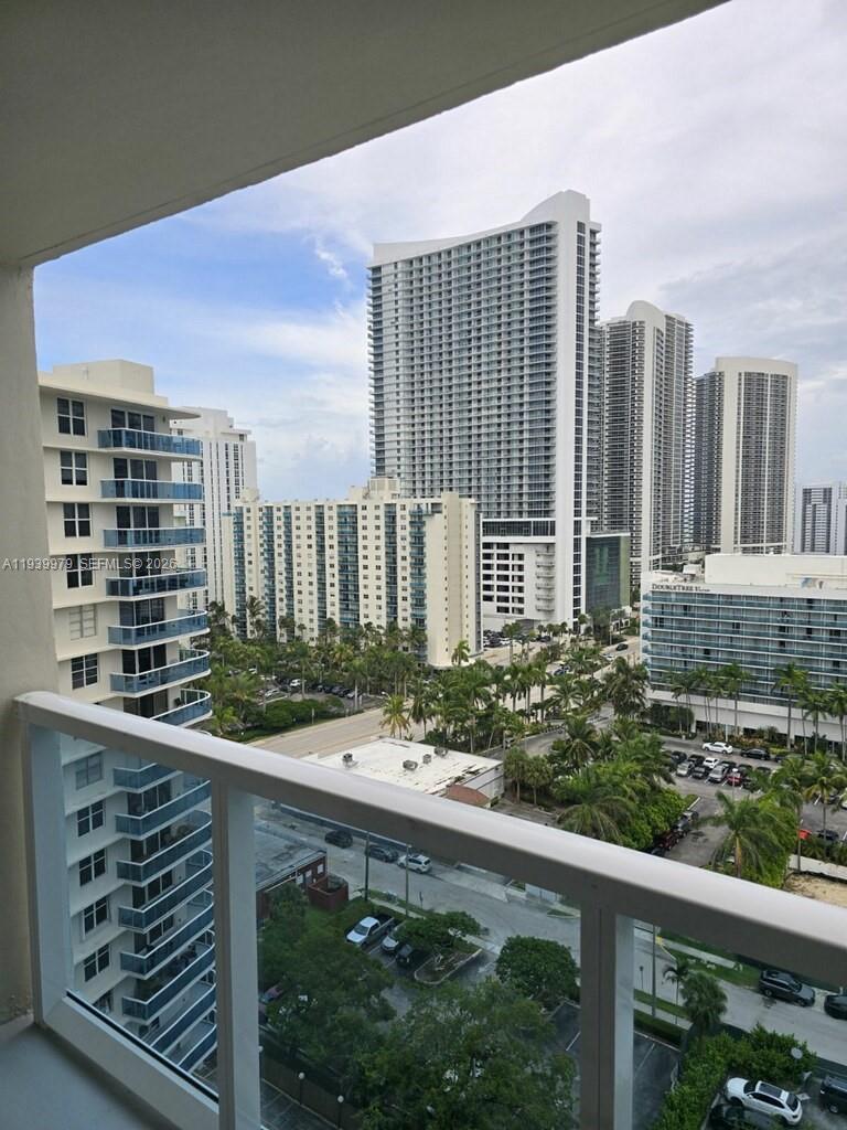 Amazing intracoastal view, unfurnished 2bd/2 full bath apartment in the luxury building Hallmark of Hollywood across the ocean and next to Westin Diplomat Hotel, full resort amenities with 24/7 security and cameras, billiard Room,2 Card Rooms, large social hall, library, heated swimming pool, gym with sauna, gated garage parking, cable with internet, free shuttle bus for shopping, water included, new A/C.
