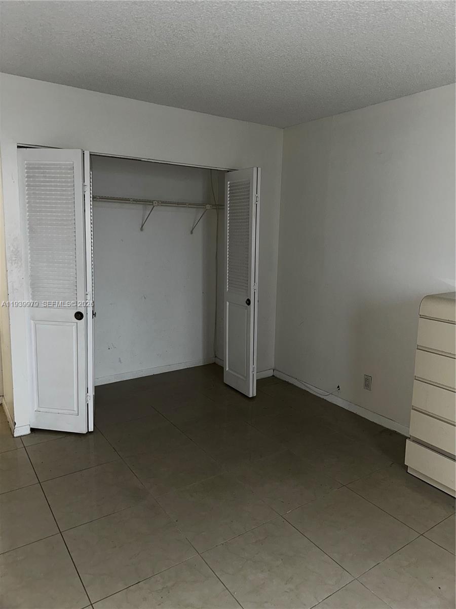 HALLMARK OF HOLLYWOOD CON - Residential
