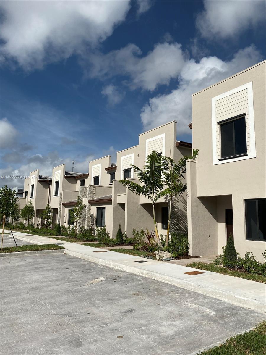 SPACOUS 3/2.5 TOWNHOUSE WITH NATURAL LIGHTS IN RAMBLAS AT VIA VENTURA. WASHER AND DRYER IN UNIT WITH LOTS OF CLOSETS AND STORAGE!! CLOSE TO SCHOOLS, AVENTURA MALL, ALL SHOPS, HIGHWAYS, BEACHES AND MUCH MORE