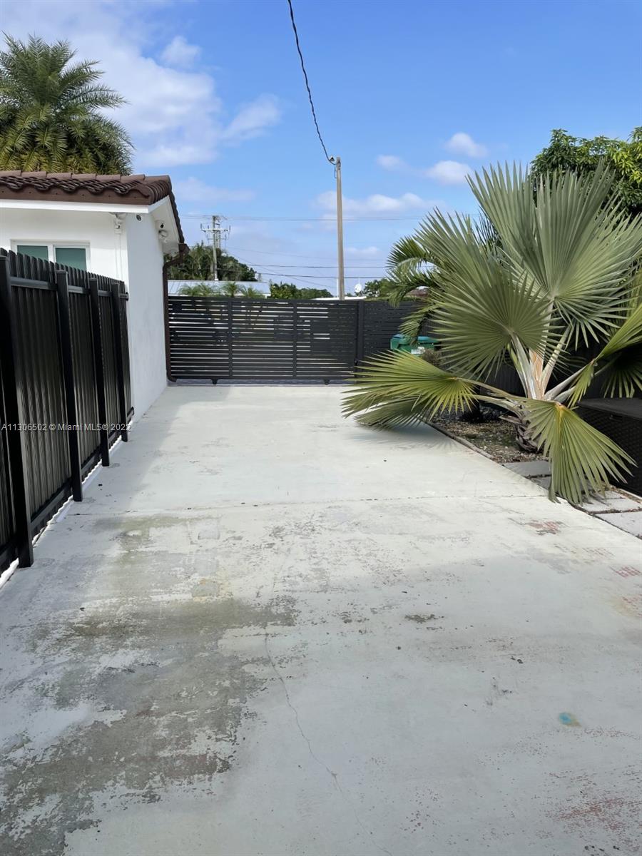 PALM SPRINGS NORTH - Residential Lease