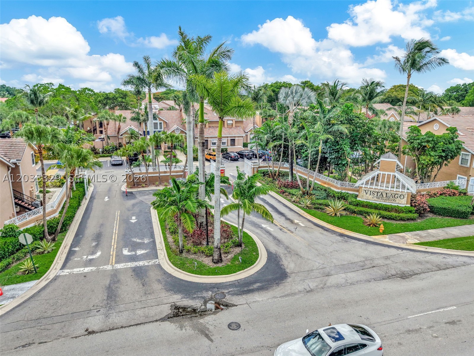 VISTA LAGO AT THE HAMMOCK - Residential