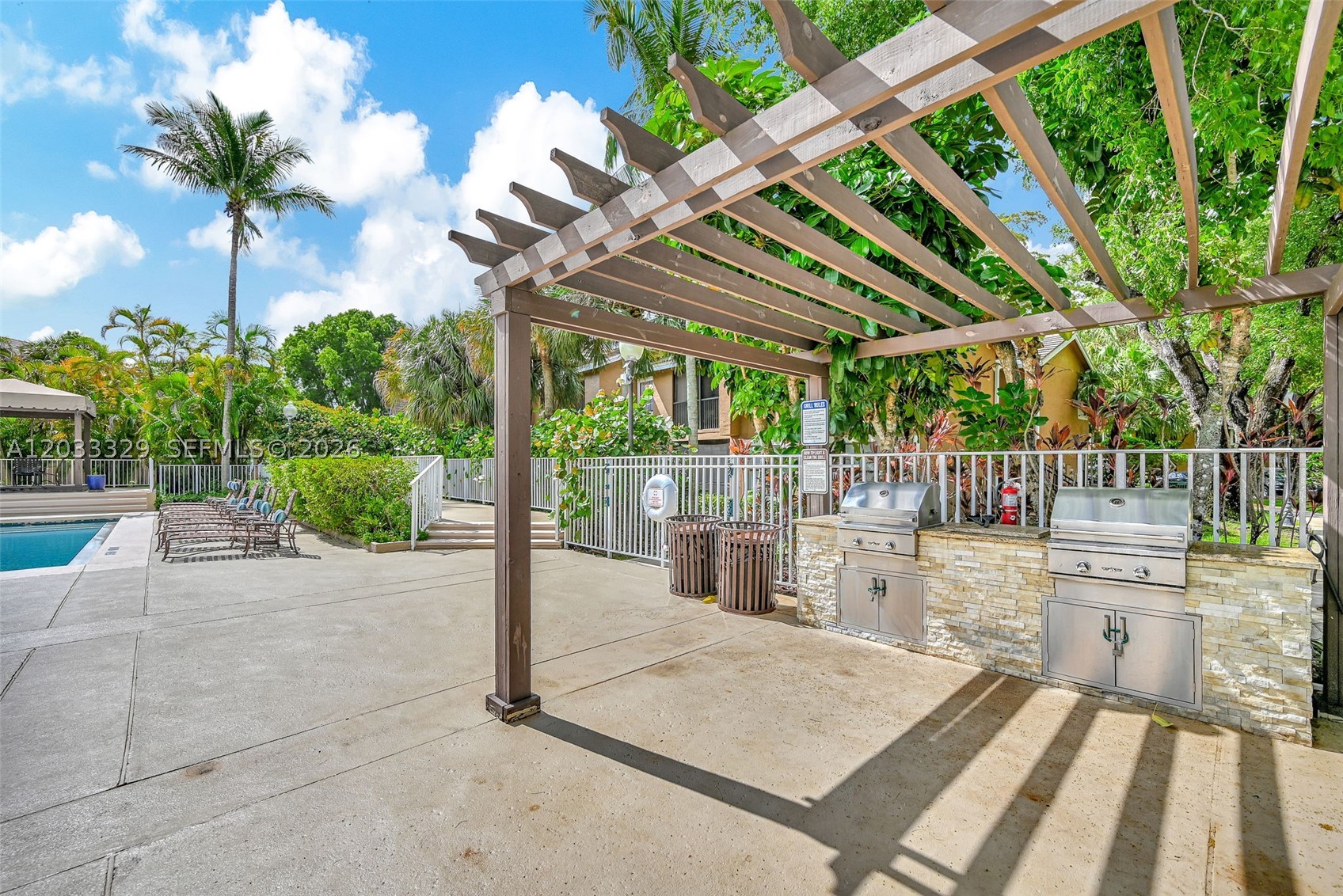 VISTA LAGO AT THE HAMMOCK - Residential