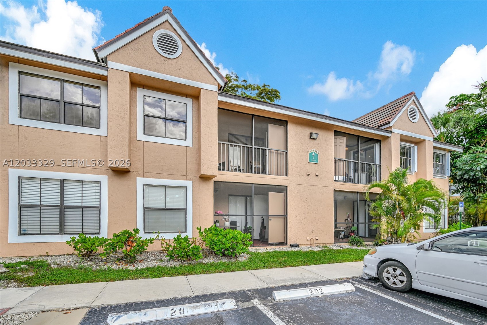 VISTA LAGO AT THE HAMMOCK - Residential