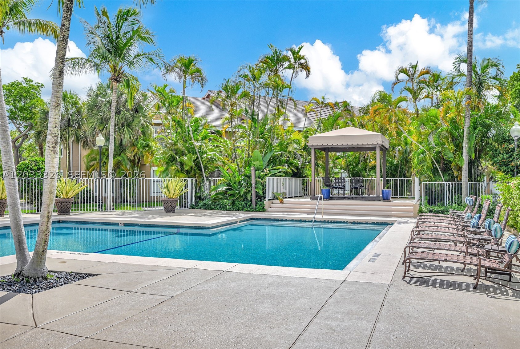 VISTA LAGO AT THE HAMMOCK - Residential