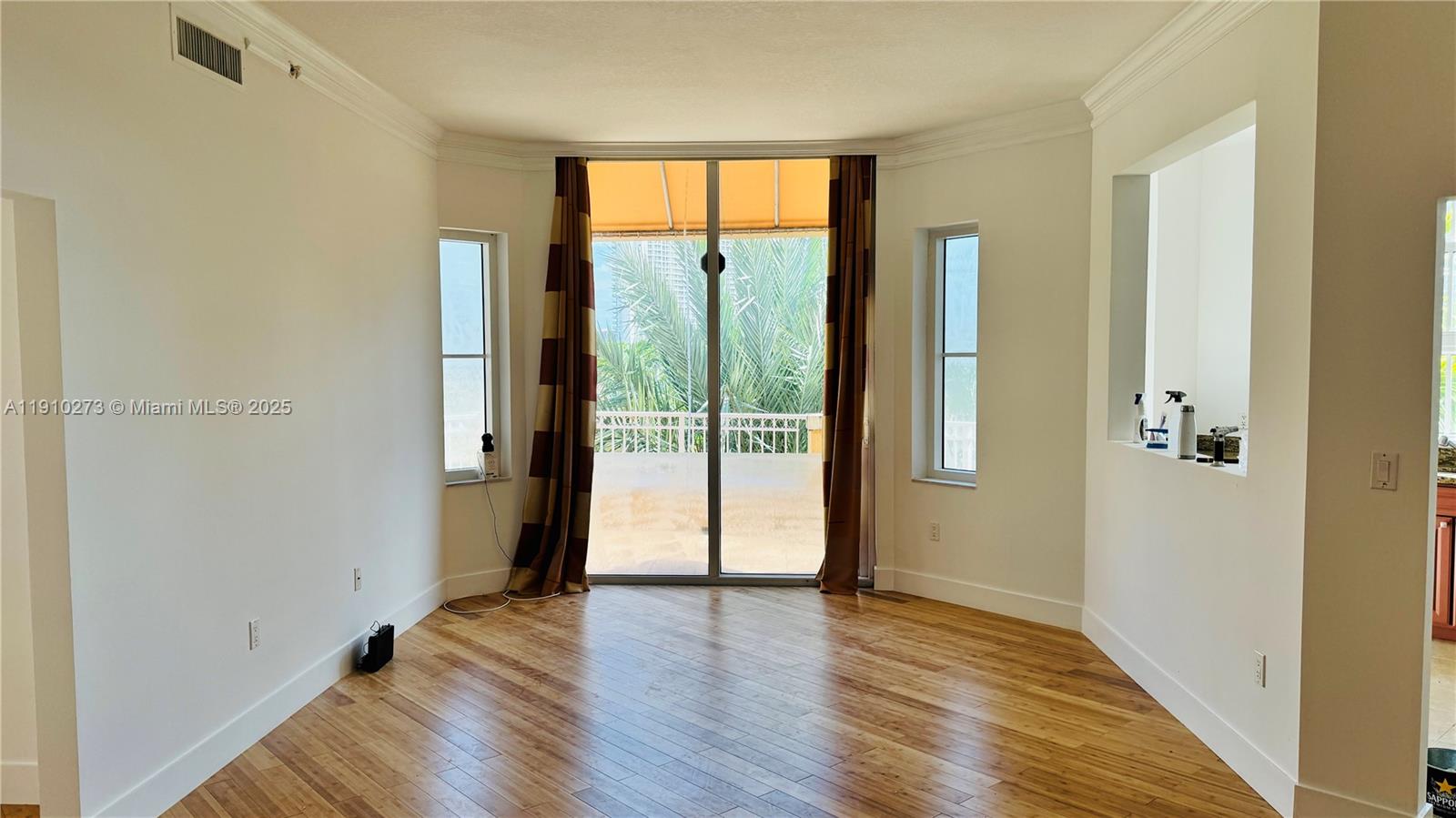 BEAUTIFUL CONDO IN THE HEART OF AVENTURA, NEW FLOOR, NEW APPLIANCE, JUST UPDATE RENOVATED, ON THE TOP FLOOR, QUIET STREET. THE BUILDING SHARE THE BEAUTIFUL CANNEL WITH THE BOAT SLIP.