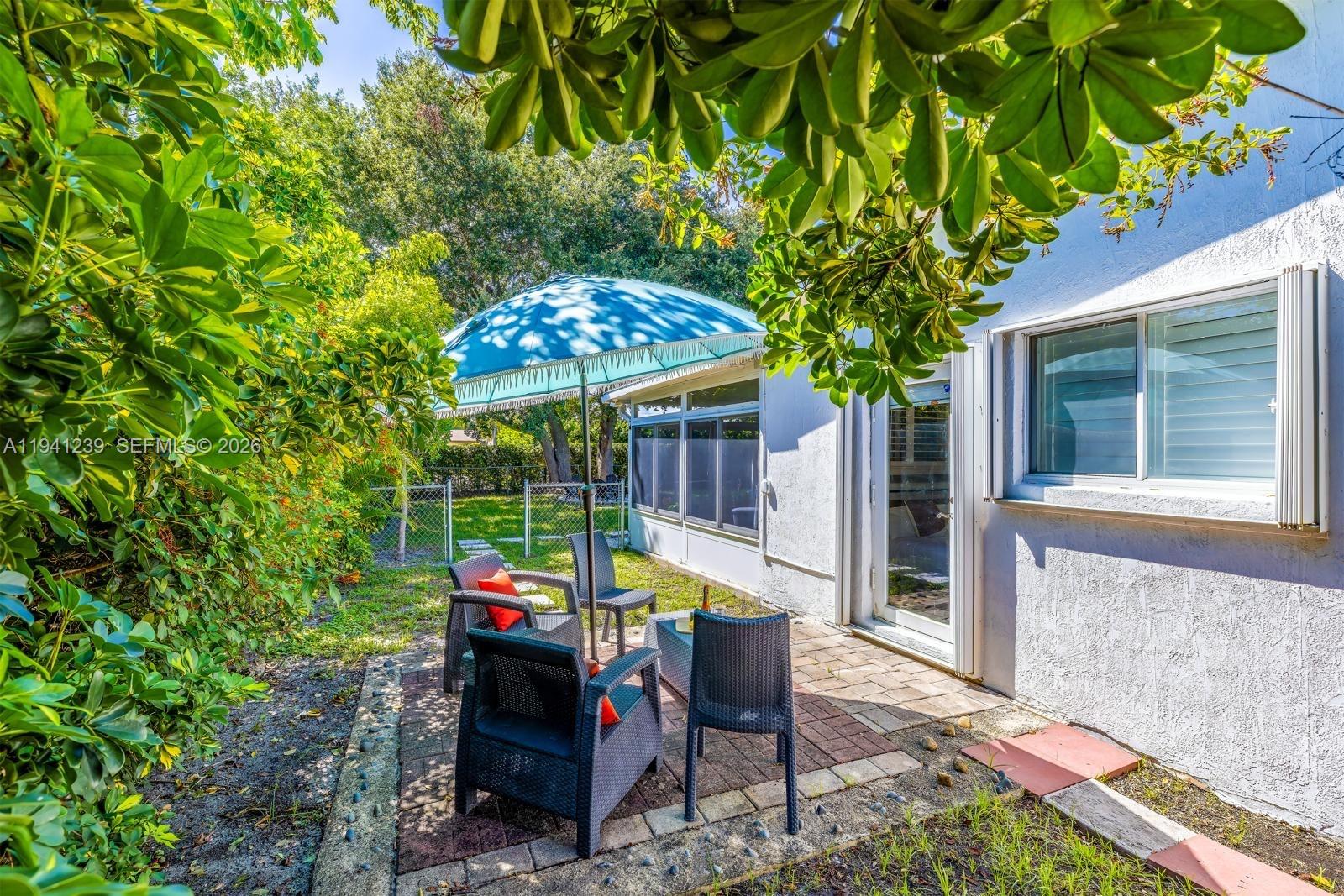 HOLLYWOOD HILLS - Residential