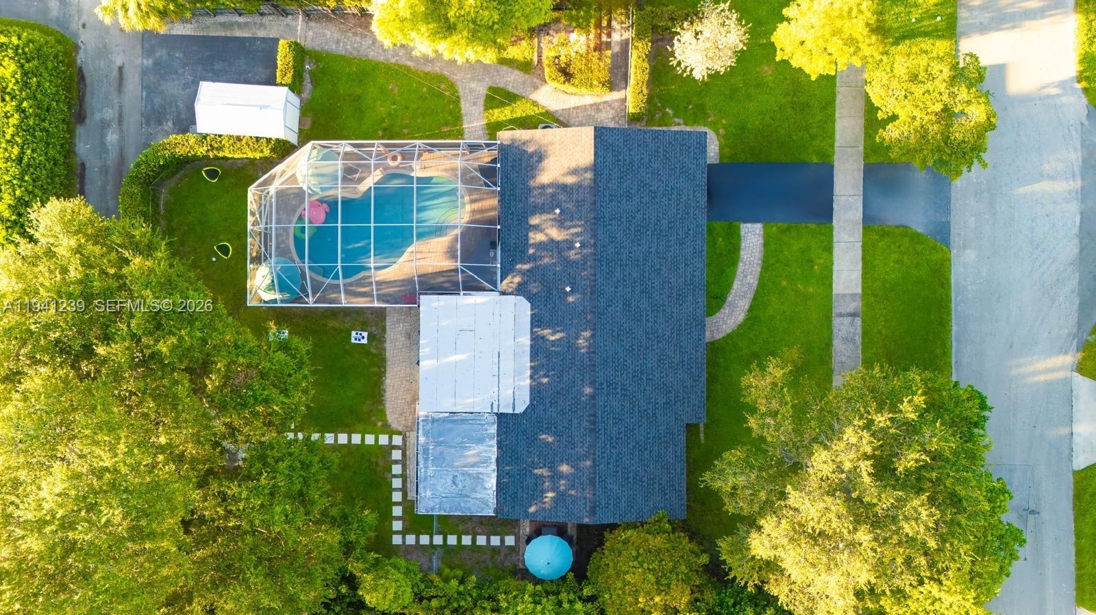 HOLLYWOOD HILLS - Residential