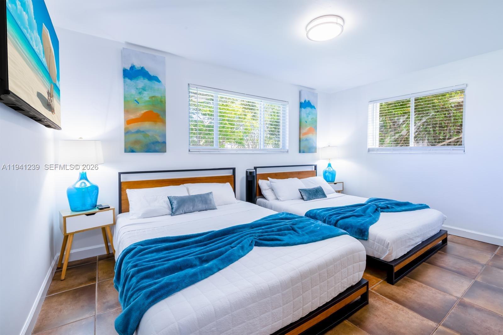 HOLLYWOOD HILLS - Residential