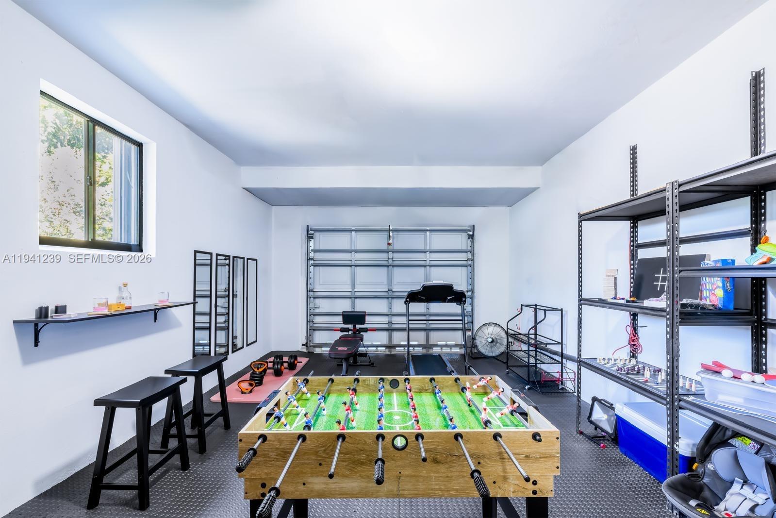 HOLLYWOOD HILLS - Residential