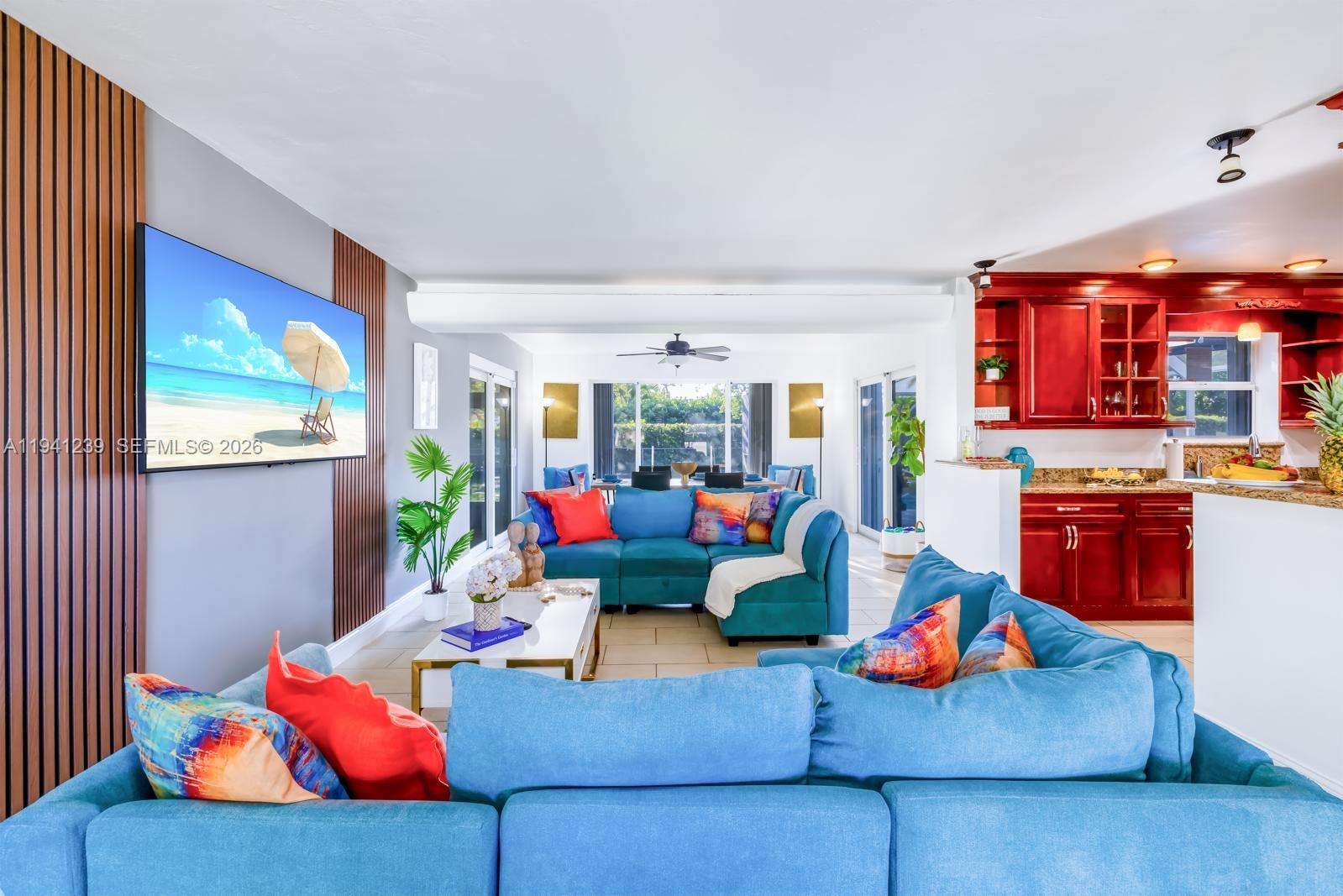 HOLLYWOOD HILLS - Residential