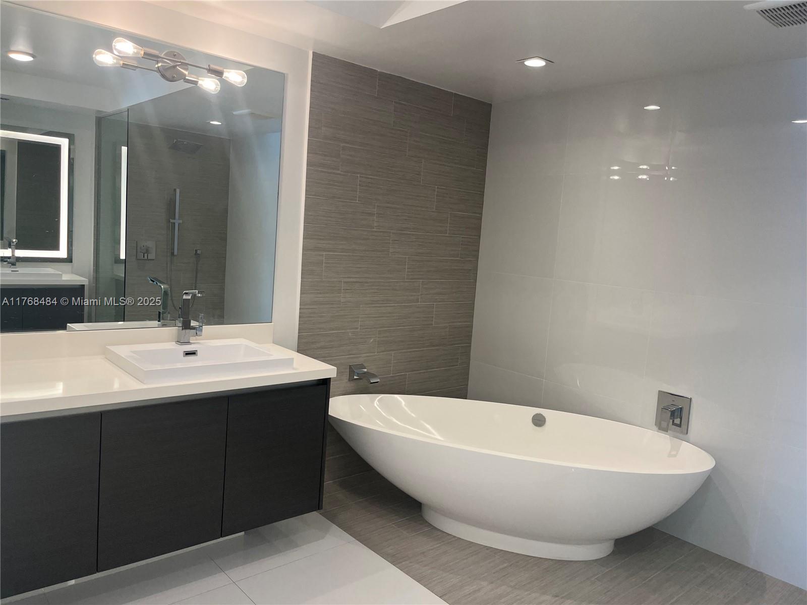 PARQUE TOWERS CONDO - Residential Lease