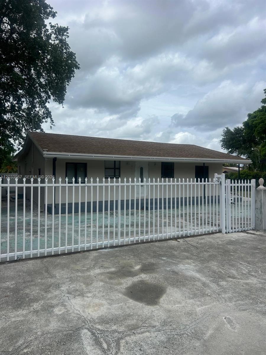 Well-located duplex. Unit 1 features 3 bedrooms and 1 bathroom. Conveniently located near I-95, providing easy access to major highways, shopping, dining, and local amenities.