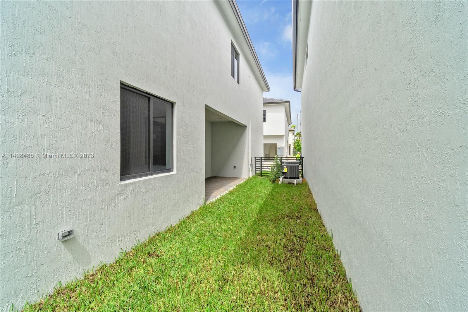 CANARIAS EAST - Residential Lease