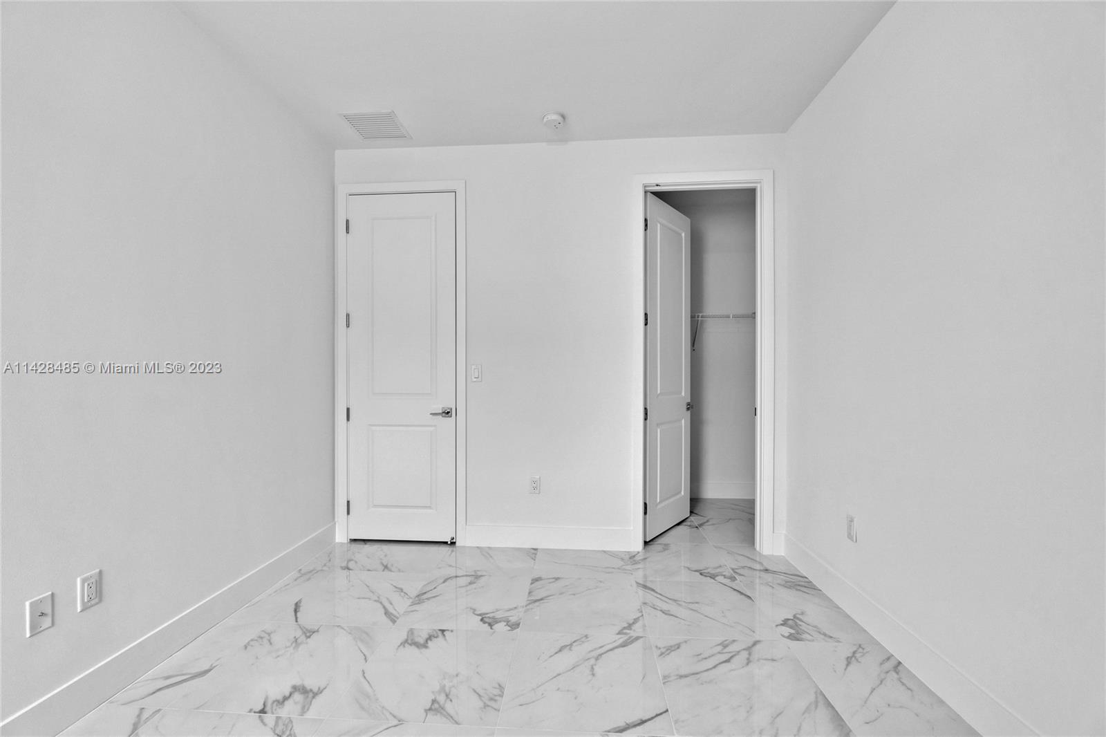 CANARIAS EAST - Residential Lease