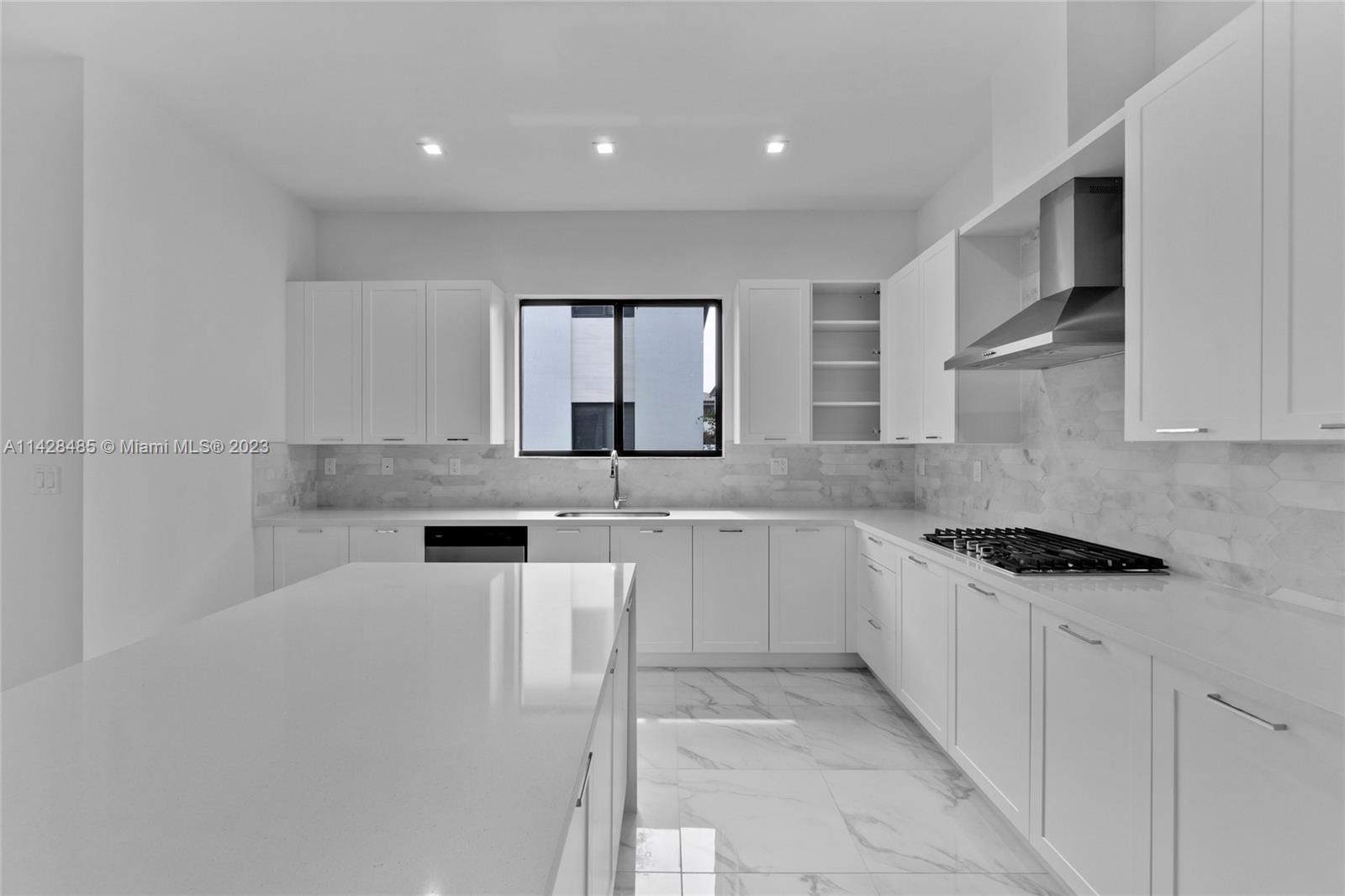 CANARIAS EAST - Residential Lease