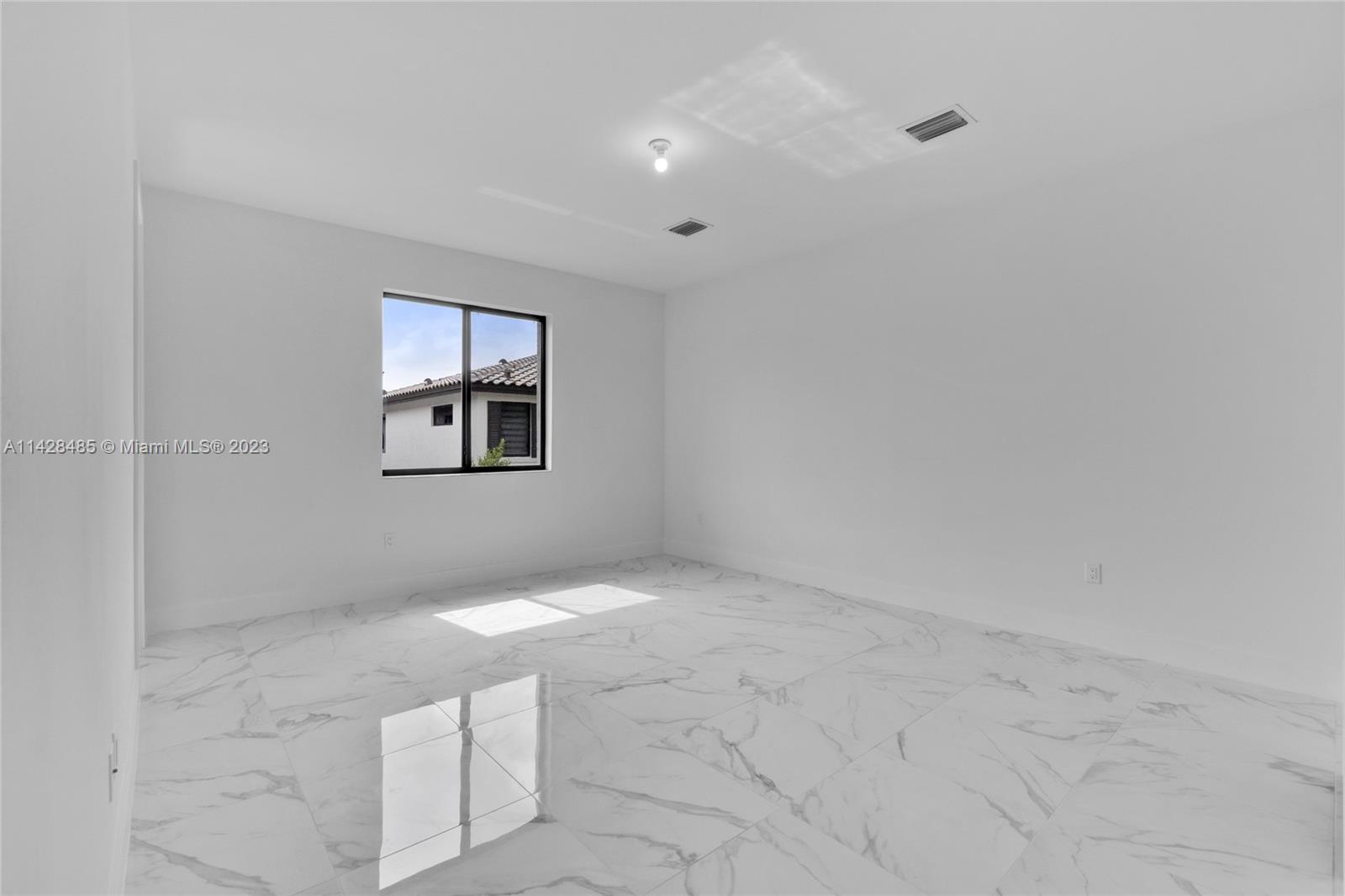 CANARIAS EAST - Residential Lease