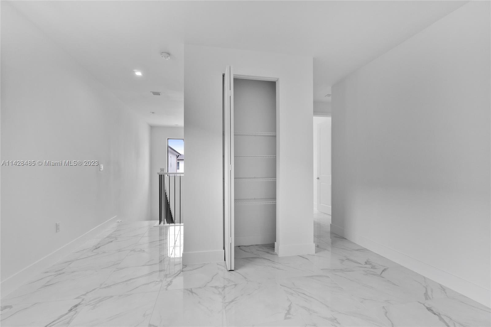 CANARIAS EAST - Residential Lease