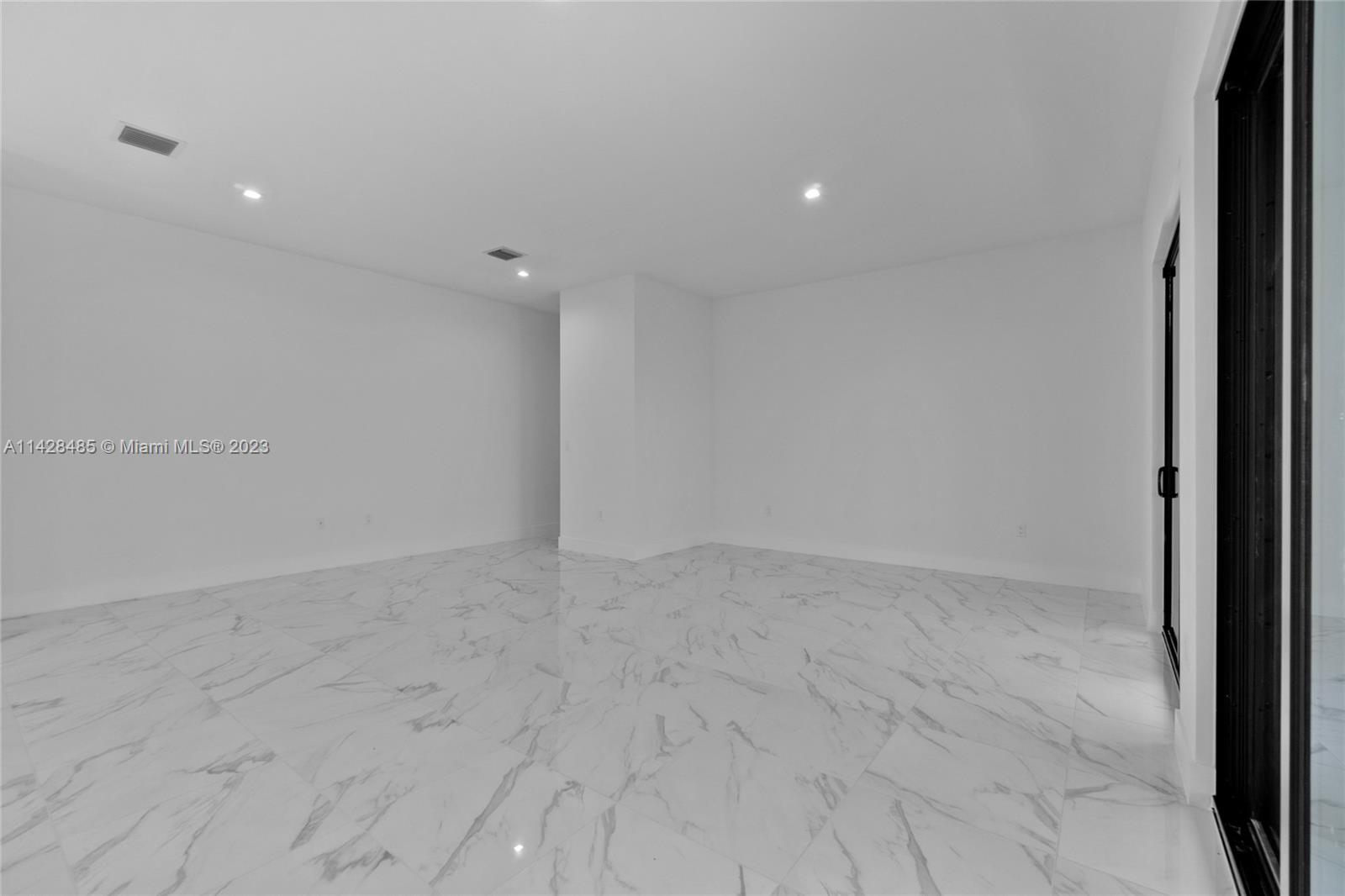 CANARIAS EAST - Residential Lease