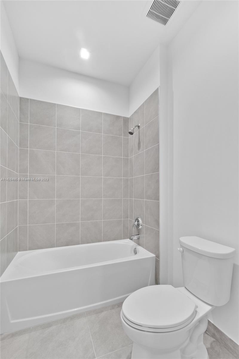 CANARIAS EAST - Residential Lease
