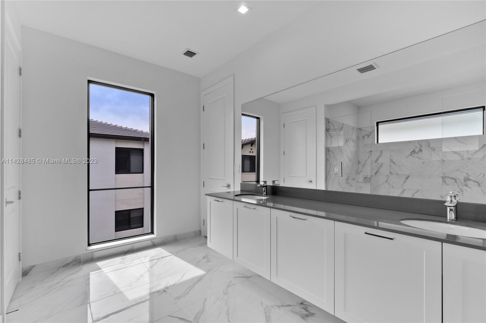 CANARIAS EAST - Residential Lease