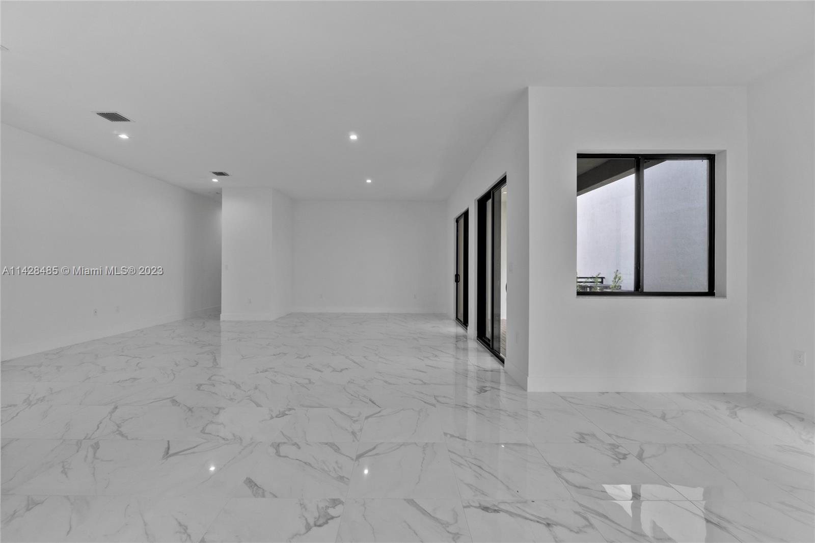 CANARIAS EAST - Residential Lease