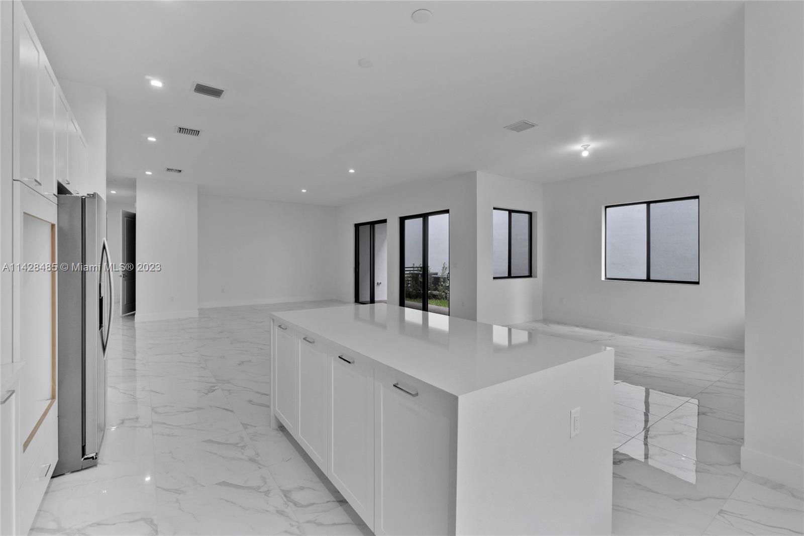 CANARIAS EAST - Residential Lease