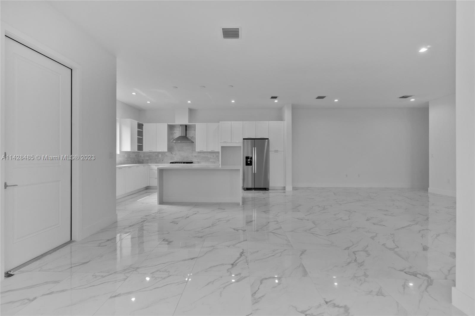 CANARIAS EAST - Residential Lease