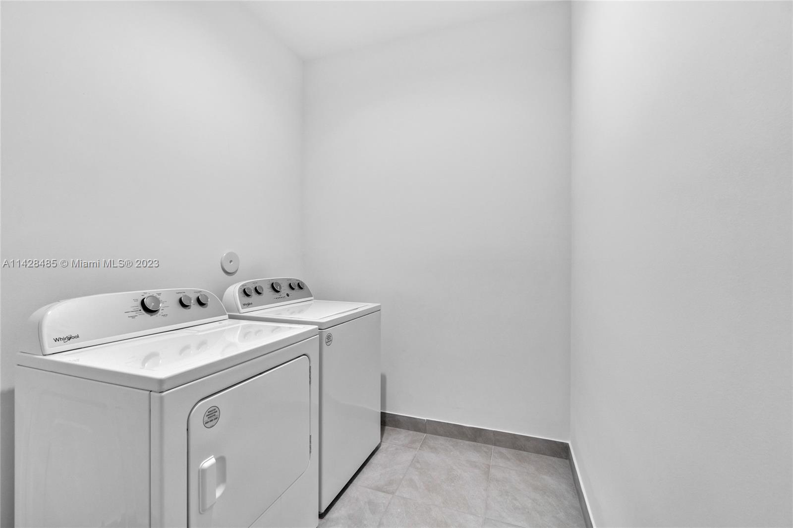 CANARIAS EAST - Residential Lease