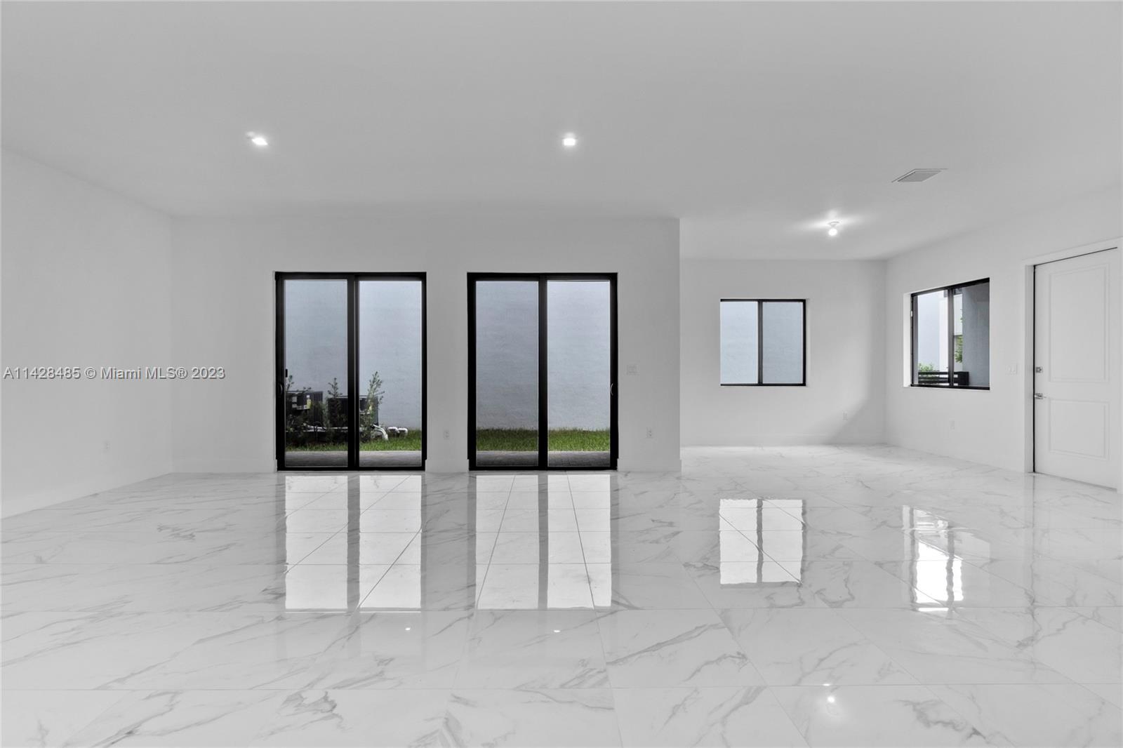 CANARIAS EAST - Residential Lease