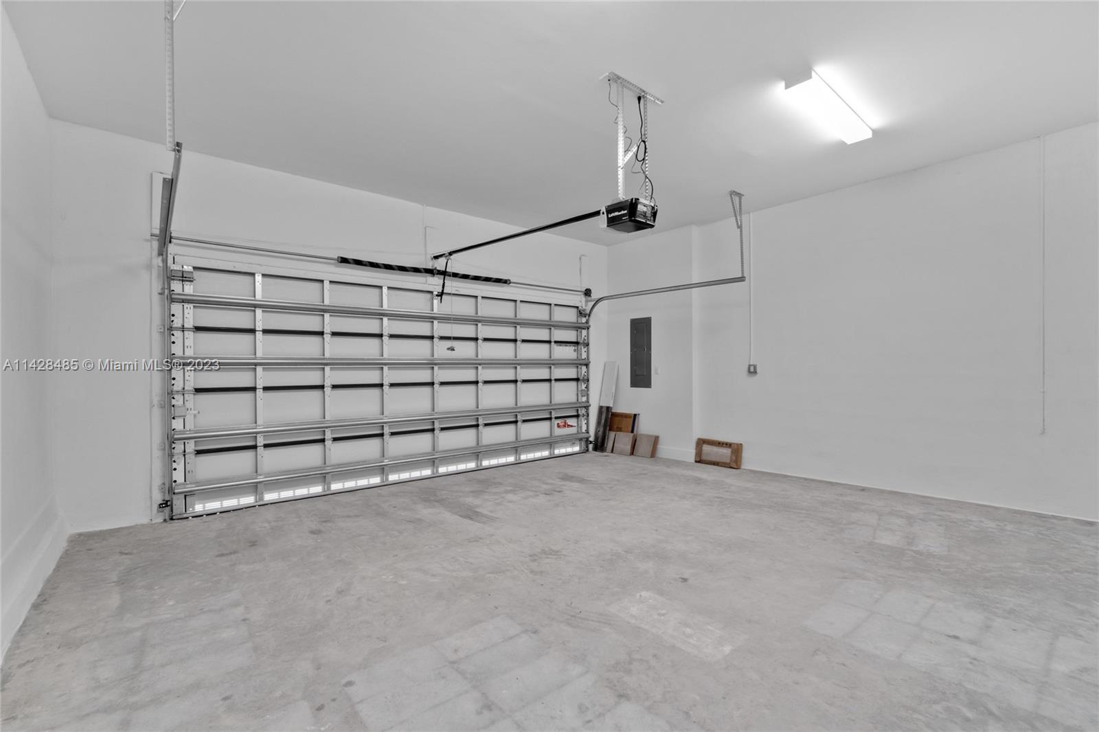CANARIAS EAST - Residential Lease