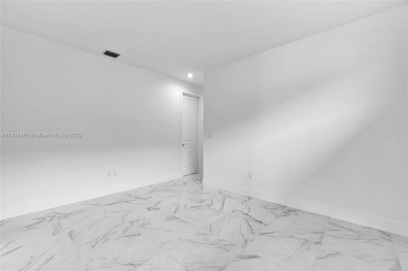 CANARIAS EAST - Residential Lease