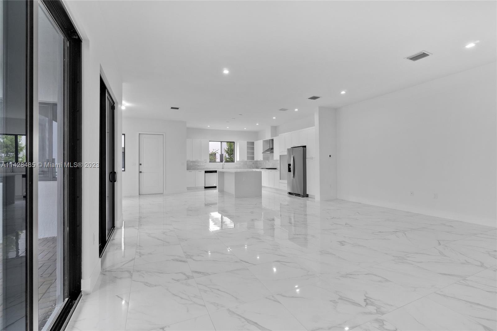 CANARIAS EAST - Residential Lease