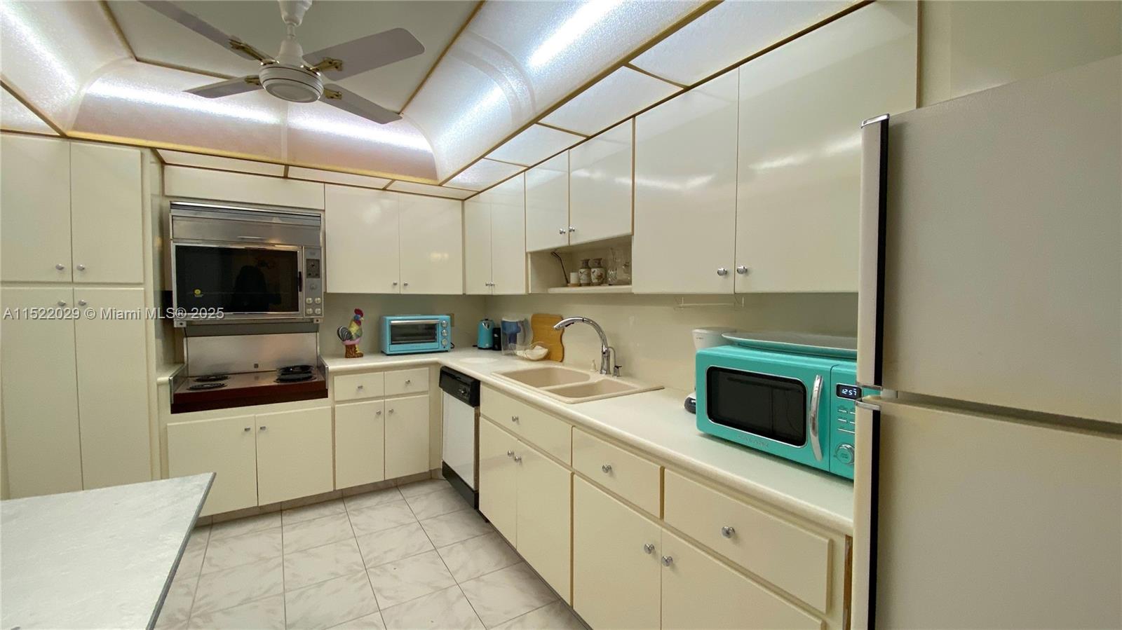 LA MER ESTATES SOUTH COND - Residential