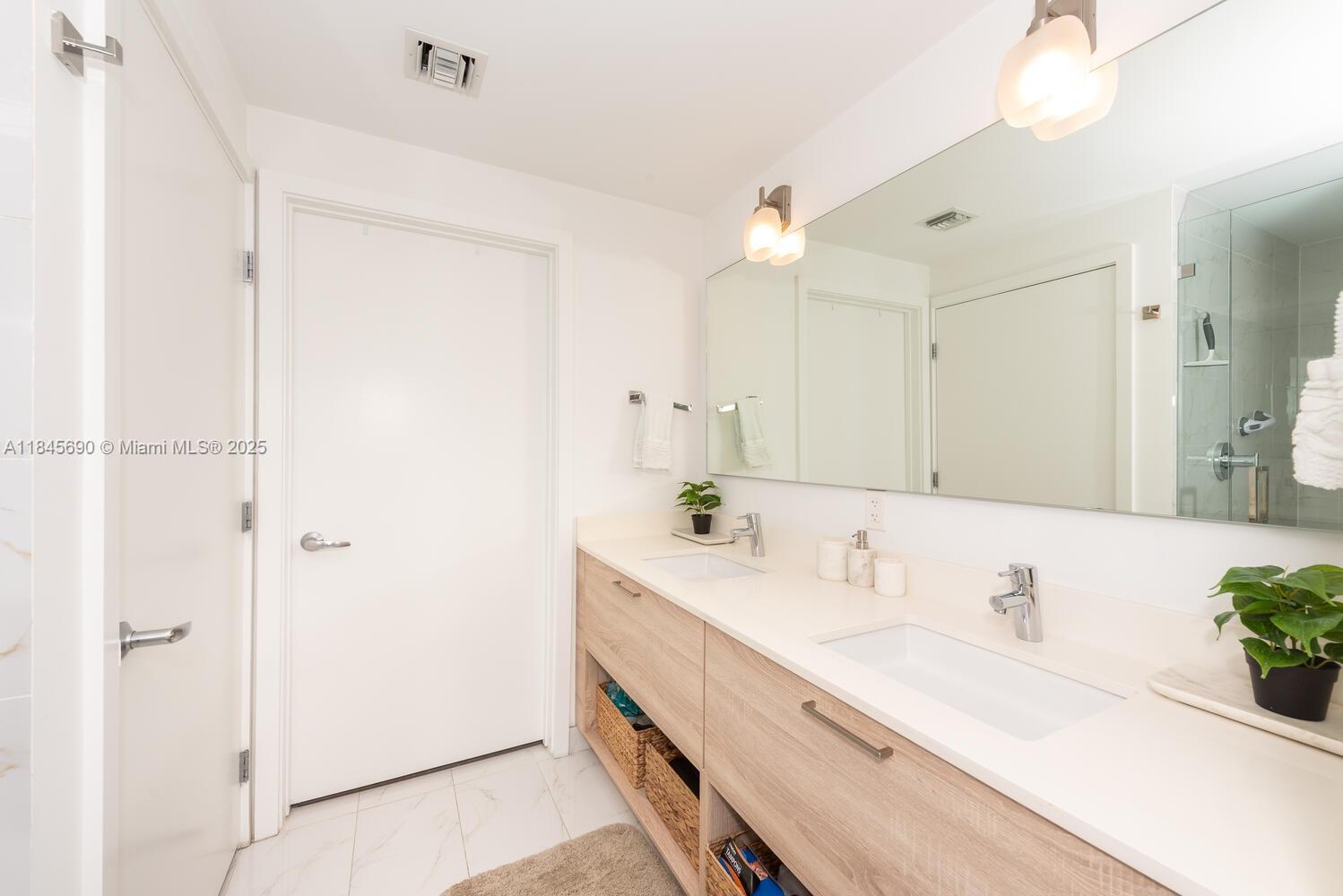 THE HARBOUR NORTH CONDO - Residential