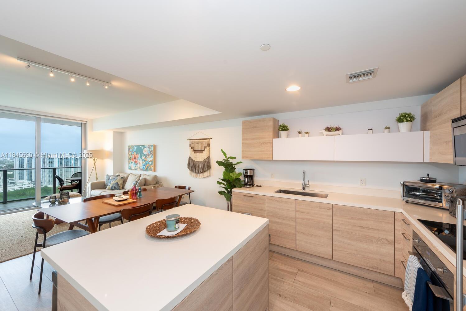 THE HARBOUR NORTH CONDO - Residential