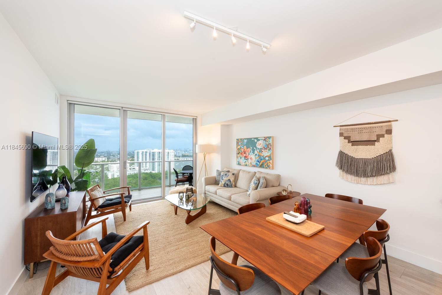 THE HARBOUR NORTH CONDO - Residential