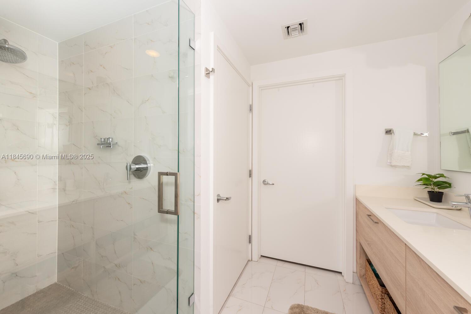 THE HARBOUR NORTH CONDO - Residential