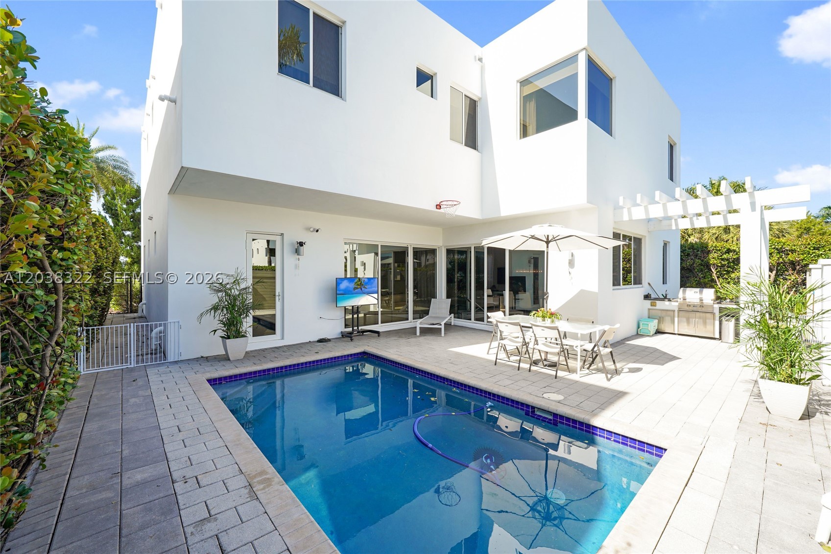 DORAL COMMONS RESIDENTIAL - Residential Lease