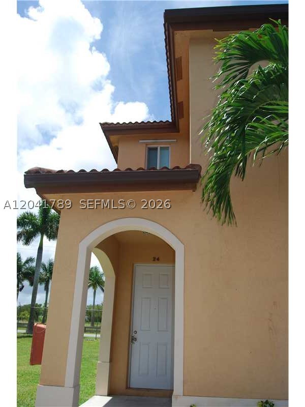 Lovely Corner 3 bedroom Townhouse with a wide open concept down stairs. With all the rooms privately upstairs. You can also enjoy the view of a huge Park behind this Unit.