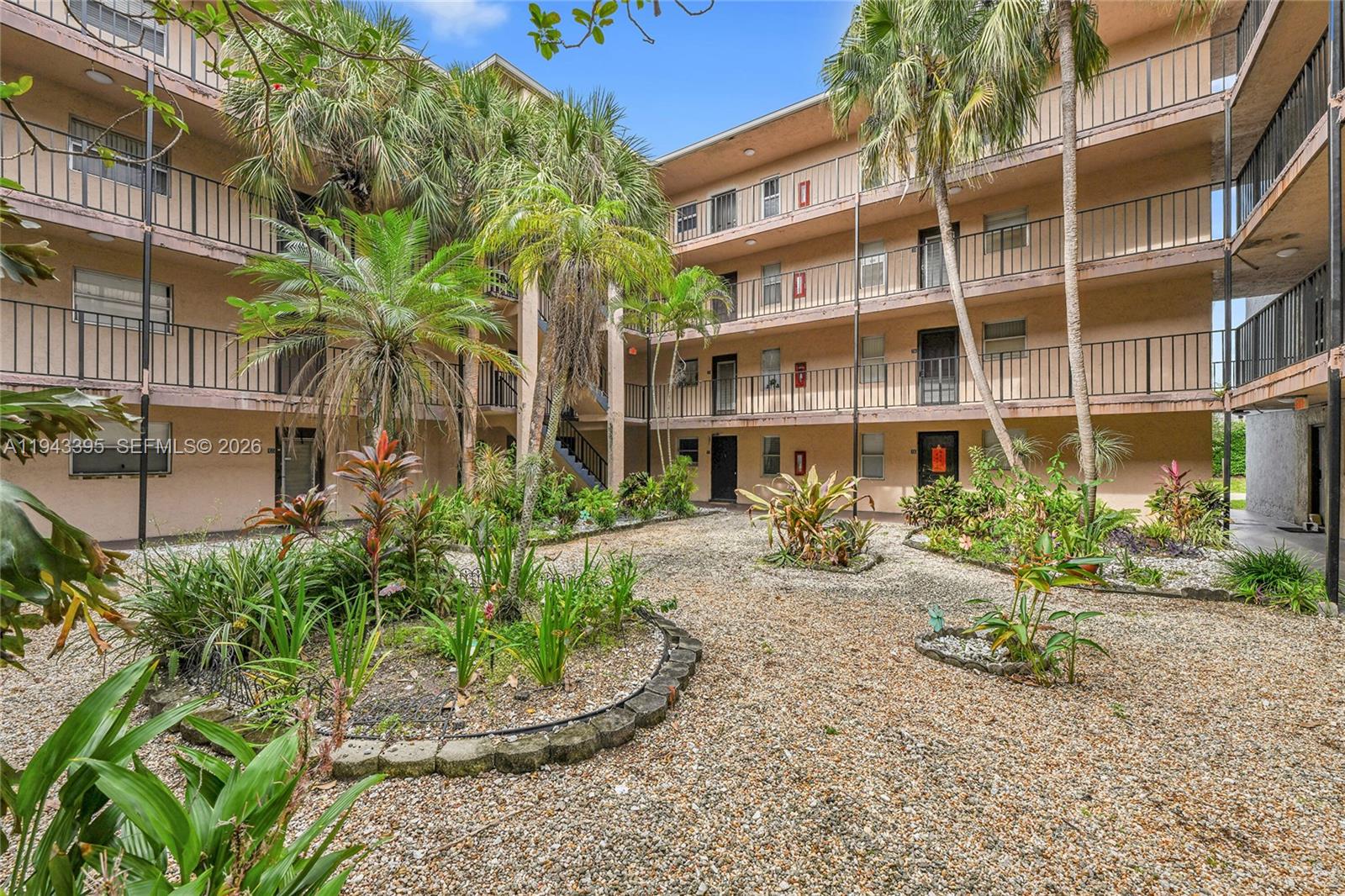SOMERSET AT LAUDERDALE LA - Residential