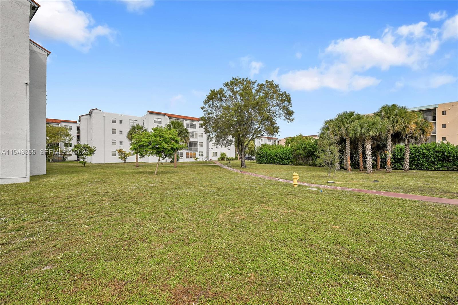 SOMERSET AT LAUDERDALE LA - Residential
