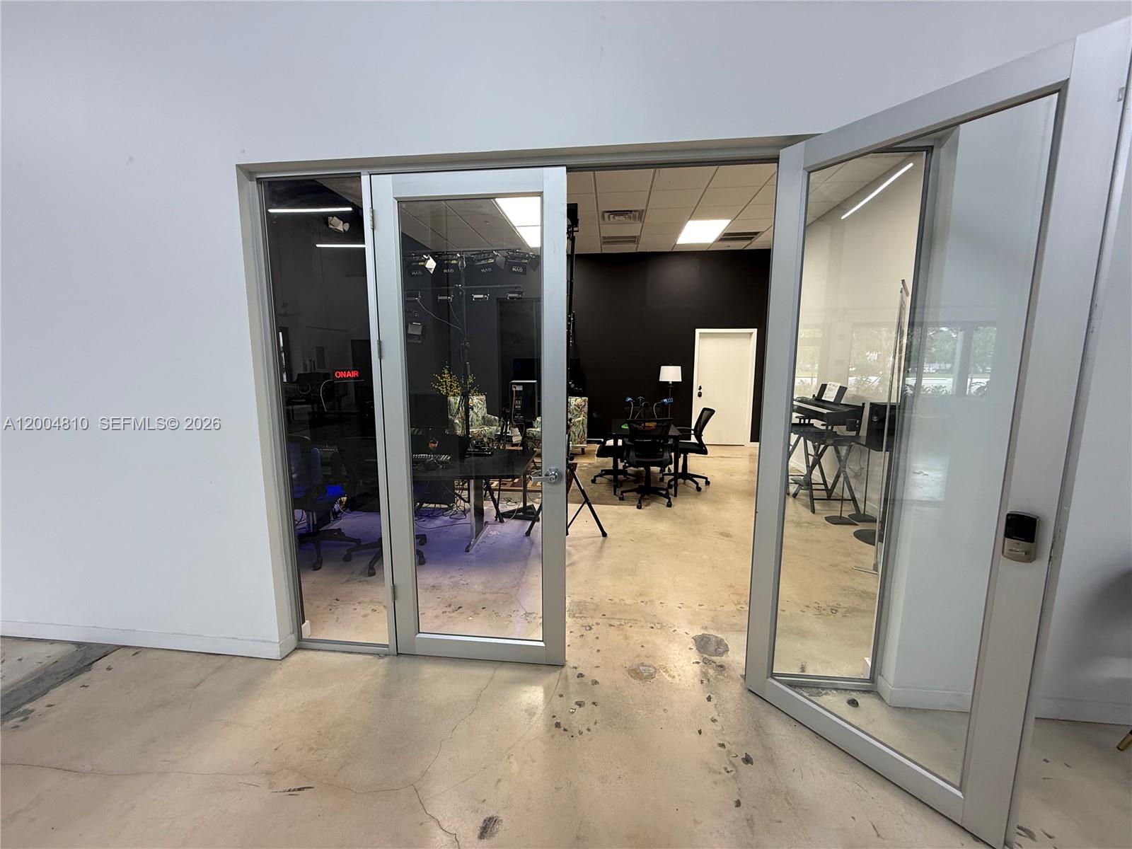 A **professional recording studio** is available with all the necessary facilities to start producing immediately.
The space includes **two areas designed for interviews and radio programs**, as well as a **specially
conditioned room for music recording**. An ideal place for those who wish to start and grow a new business in
the field of music and media.