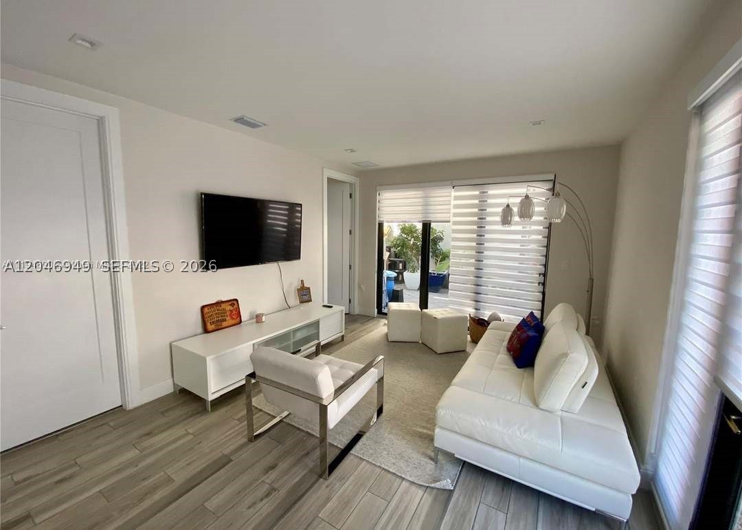 DOWNTOWN DORAL SOUTH PHAS - Residential