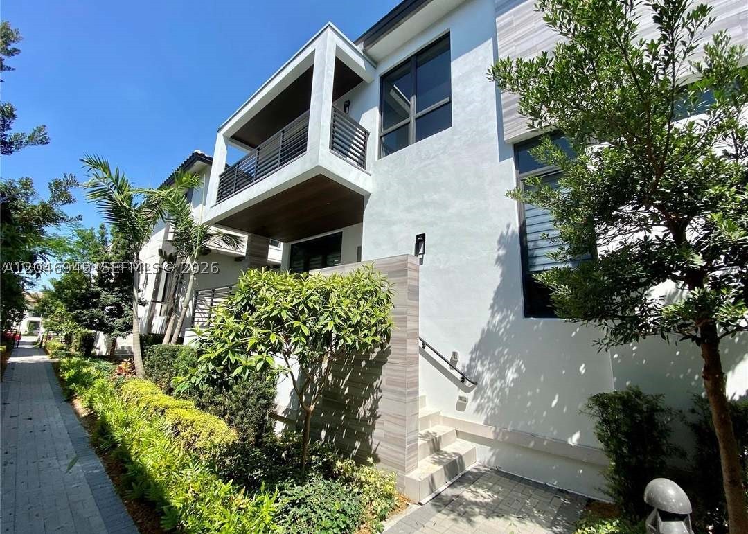 DOWNTOWN DORAL SOUTH PHAS - Residential