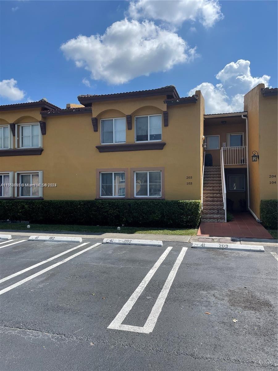 Location!!!!! , Excellent apt 3/2 in the first level with washer and dryer include .