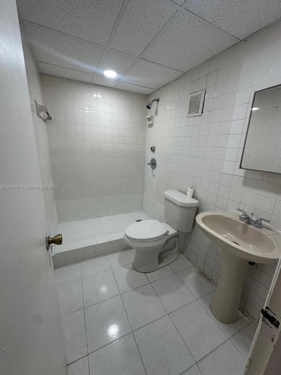 SAMARI LAKE EAST CONDO - Residential Lease